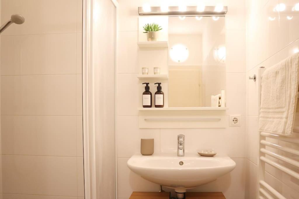 Charming, Modern & Spacious Apartment Вена Экстерьер фото